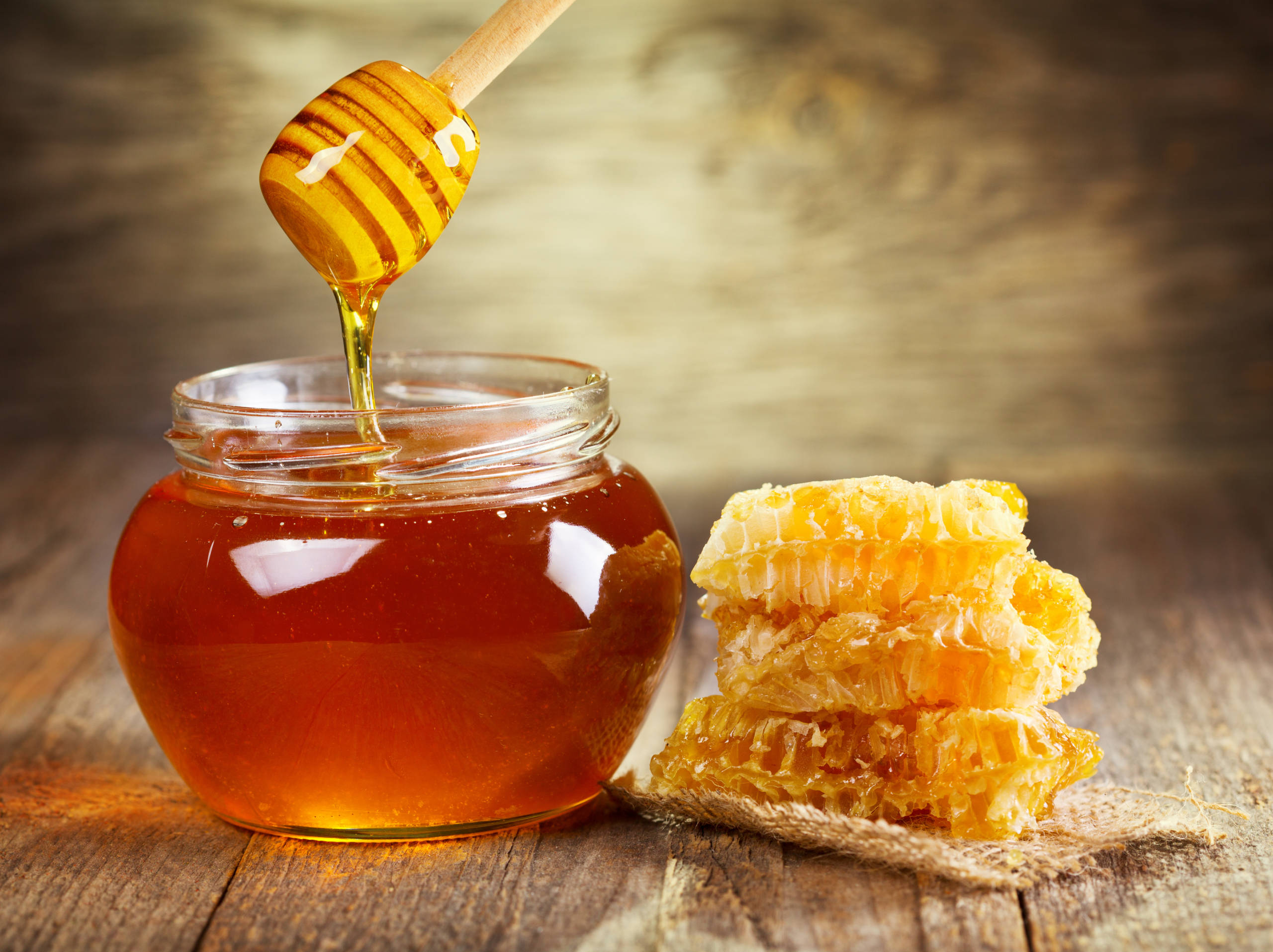 Pot de miel et morceau de ruche